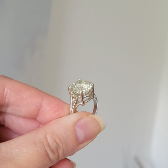 New 5ct Beautiful Moissanite Ring, Size 7 - Picture 6 of 10